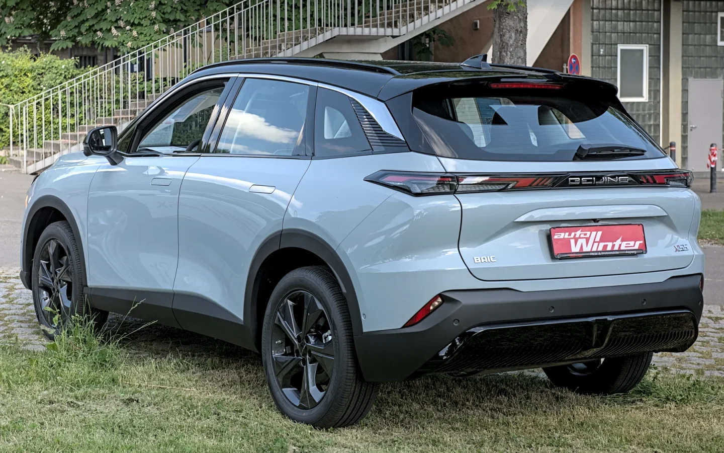 BAIC X55 de troisième génération bleu clair vu de trois quarts arrière ; configuration étrangère non contractuelle