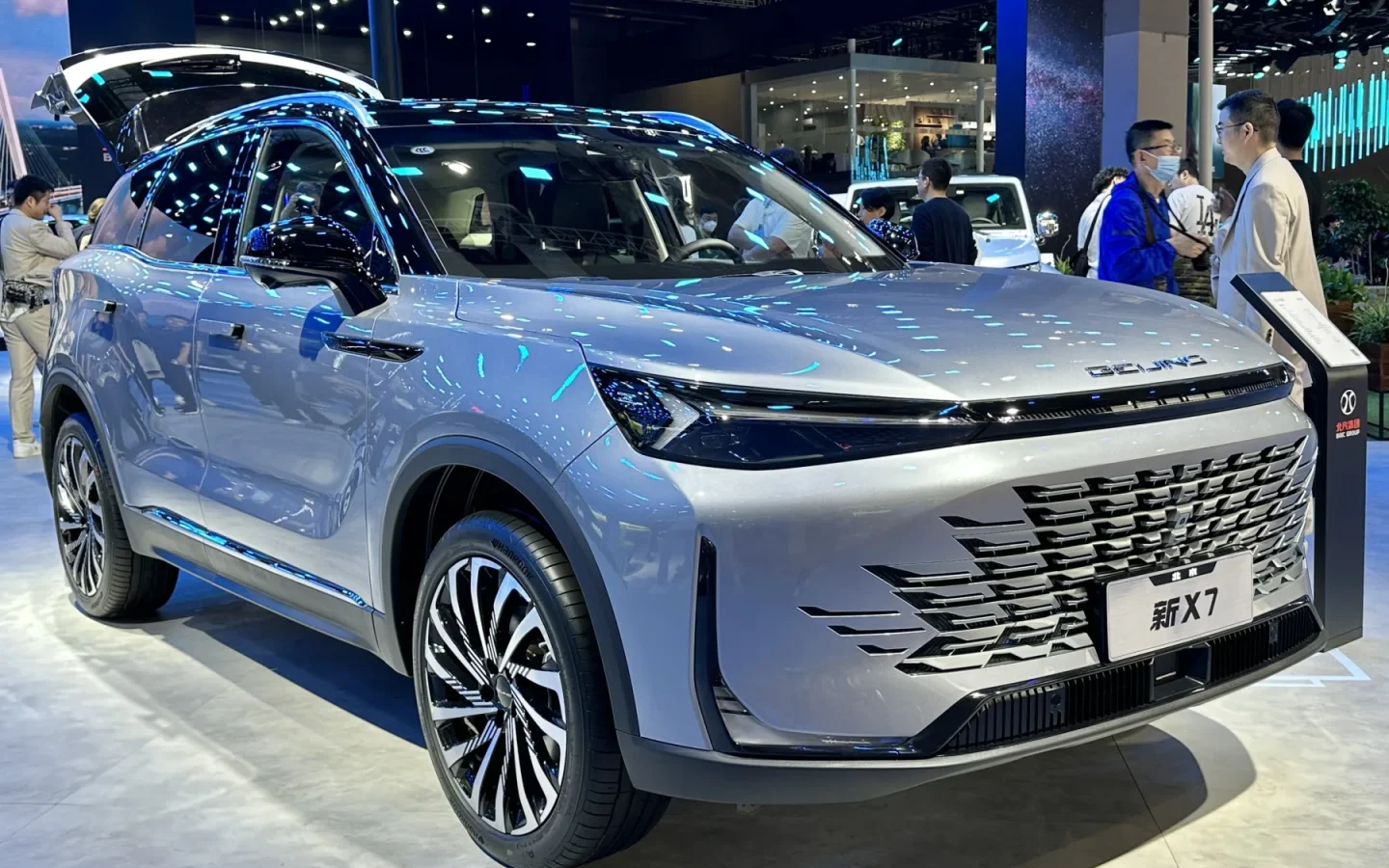 BAIC X7 restylé gris vu de trois quarts avant ; configuration étrangère non contractuelle
