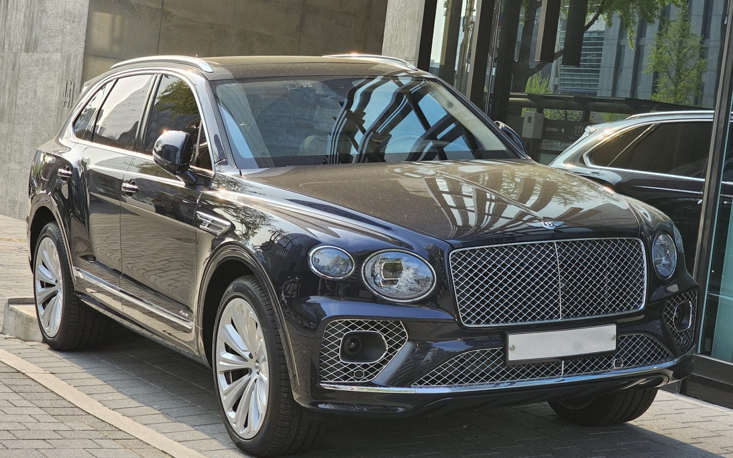 Bentley Bentayga V8 Azure bleu foncé vu de trois quarts avant ; configuration étrangère non contractuelle