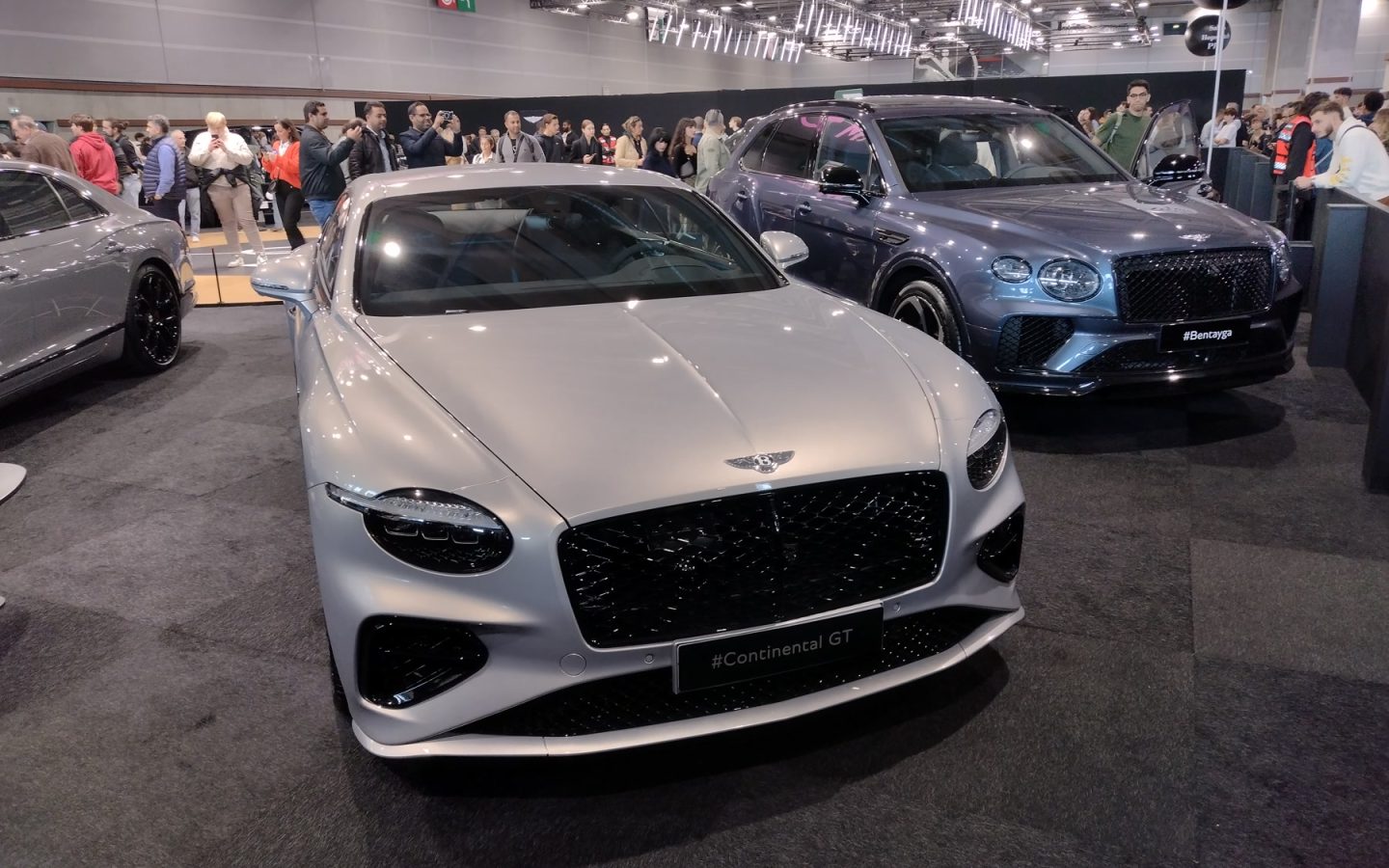 Bentley Continental GT de quatrième génération blanc vu de trois quarts avant ; configuration étrangère non contractuelle