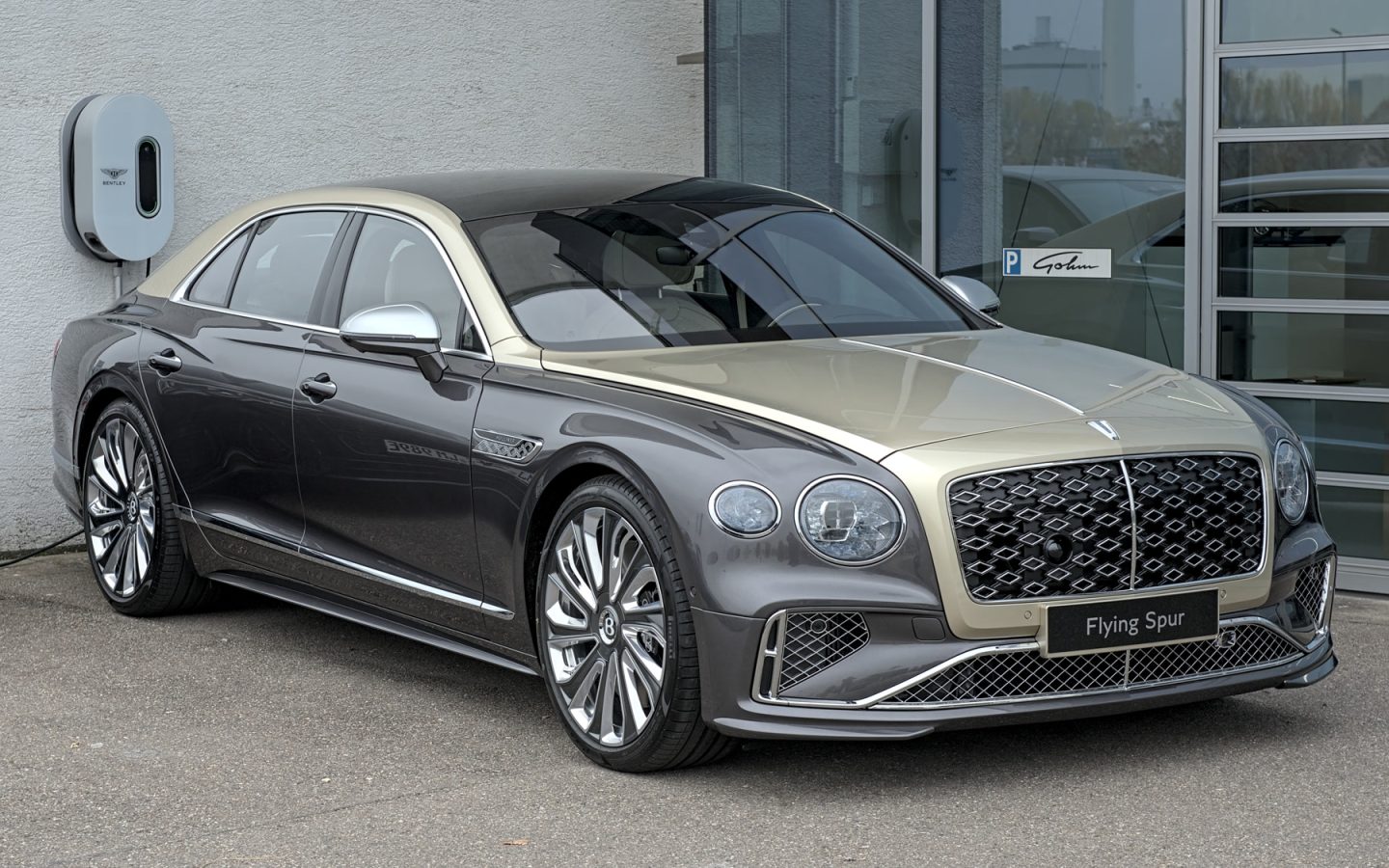 Bentley Flying Spur Mulliner 2024 gris et beige vu de trois quarts avant ; configuration étrangère non contractuelle