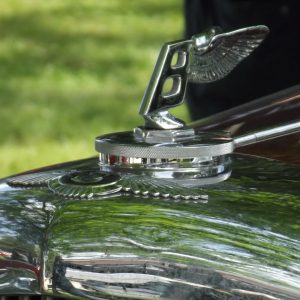 Emblème Bentley ailé sur un bouchon de radiateur historique