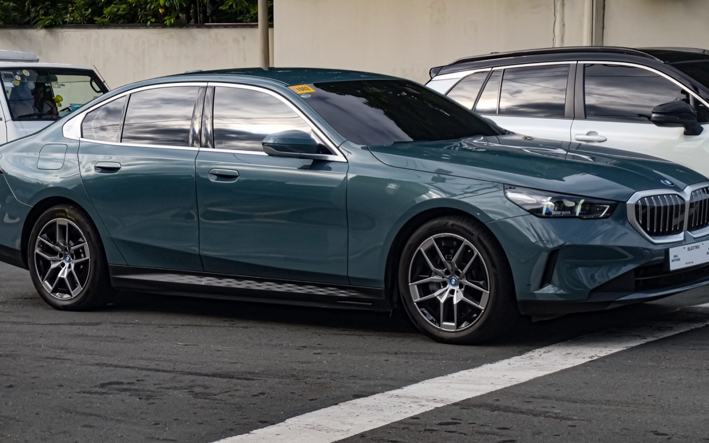 BMW i5 G60 eDrive40 verte vue de trois quarts avant ; configuration non contractuelle