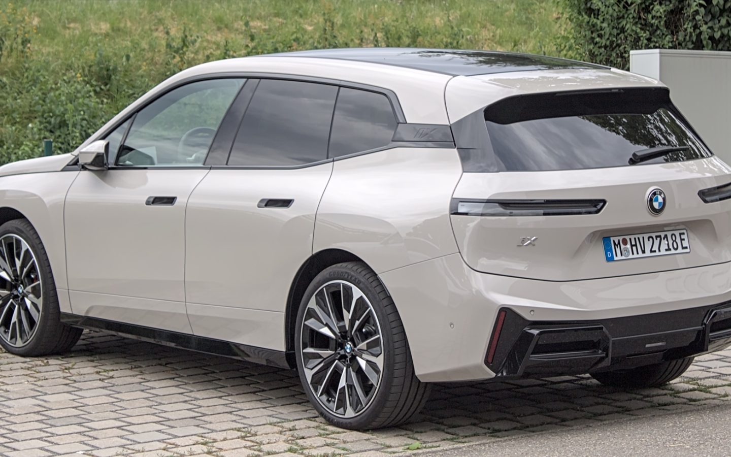 BMW iX restylé blanc vu de trois quarts arrière ; configuration européenne non contractuelle