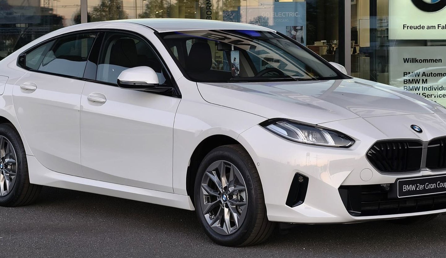 BMW Série 2 Gran Coupé F74 blanche vue de trois quarts avant ; configuration étrangère non contractuelle
