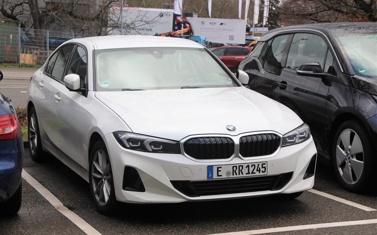 BMW Série 3 G20 restylée blanche vue de trois quarts avant ; configuration étrangère non contractuelle