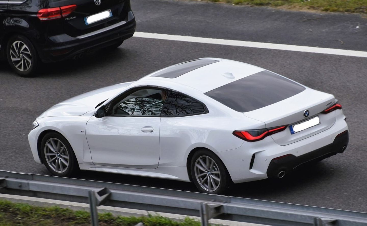 BMW Série 4 Coupé G22 blanche vue de trois quarts arrière ; configuration étrangère non contractuelle