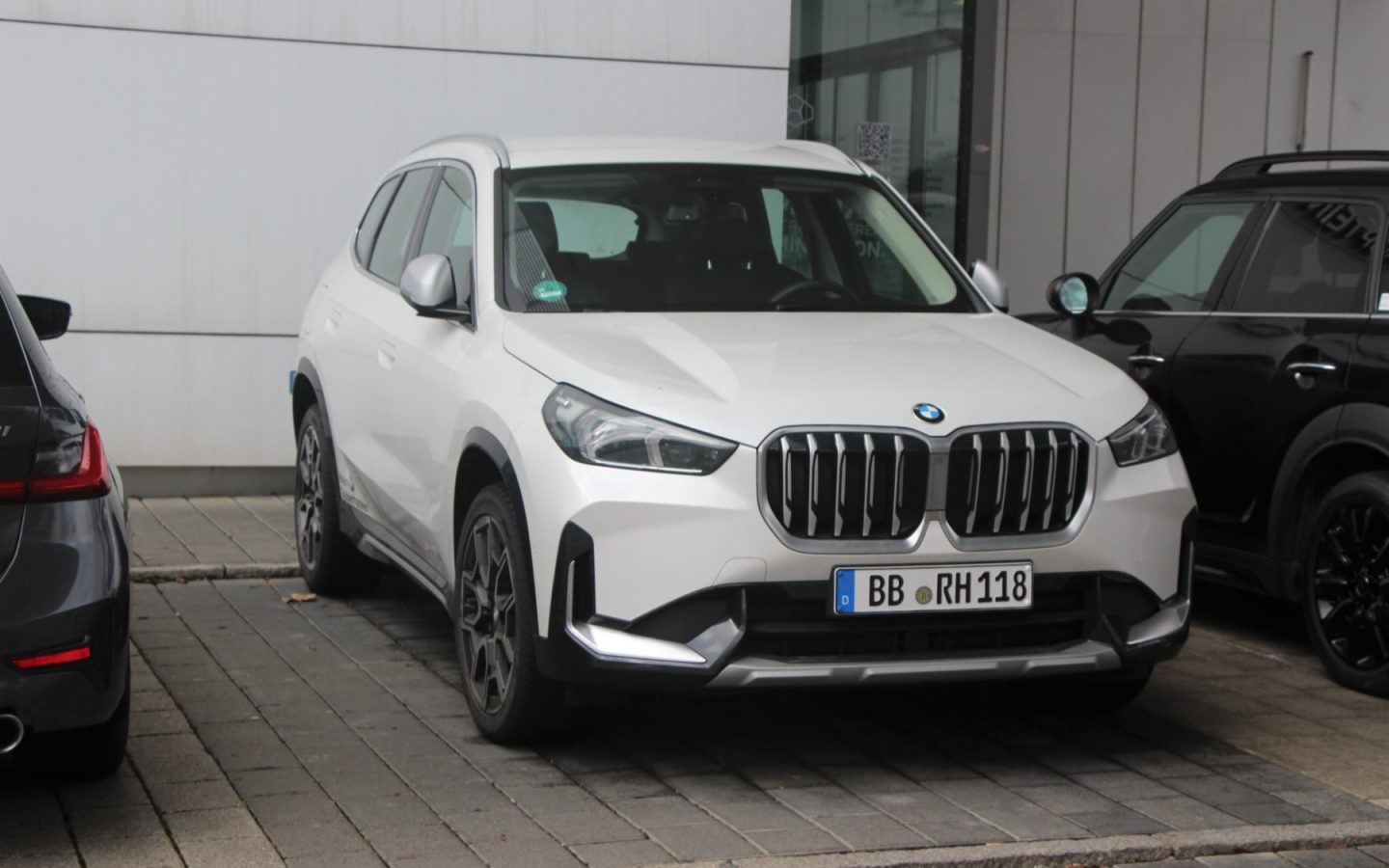 BMW X1 U11 blanche vue de trois quarts avant ; configuration étrangère non contractuelle