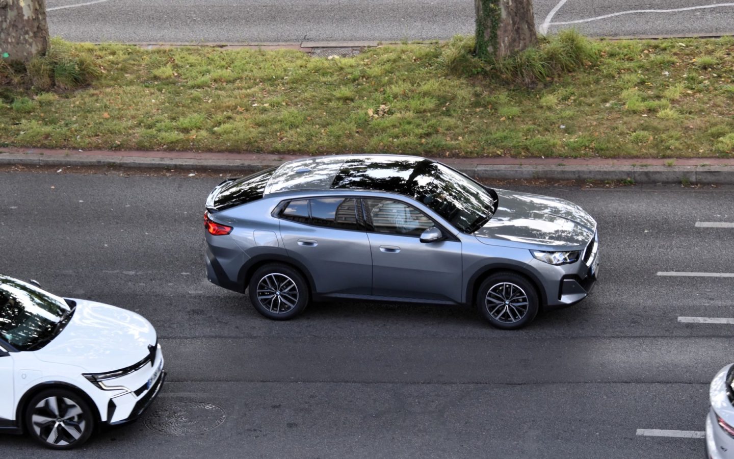 BMW X2 U10 grise vue de profil en plongée ; sDrive20i étrangère non contractuelle