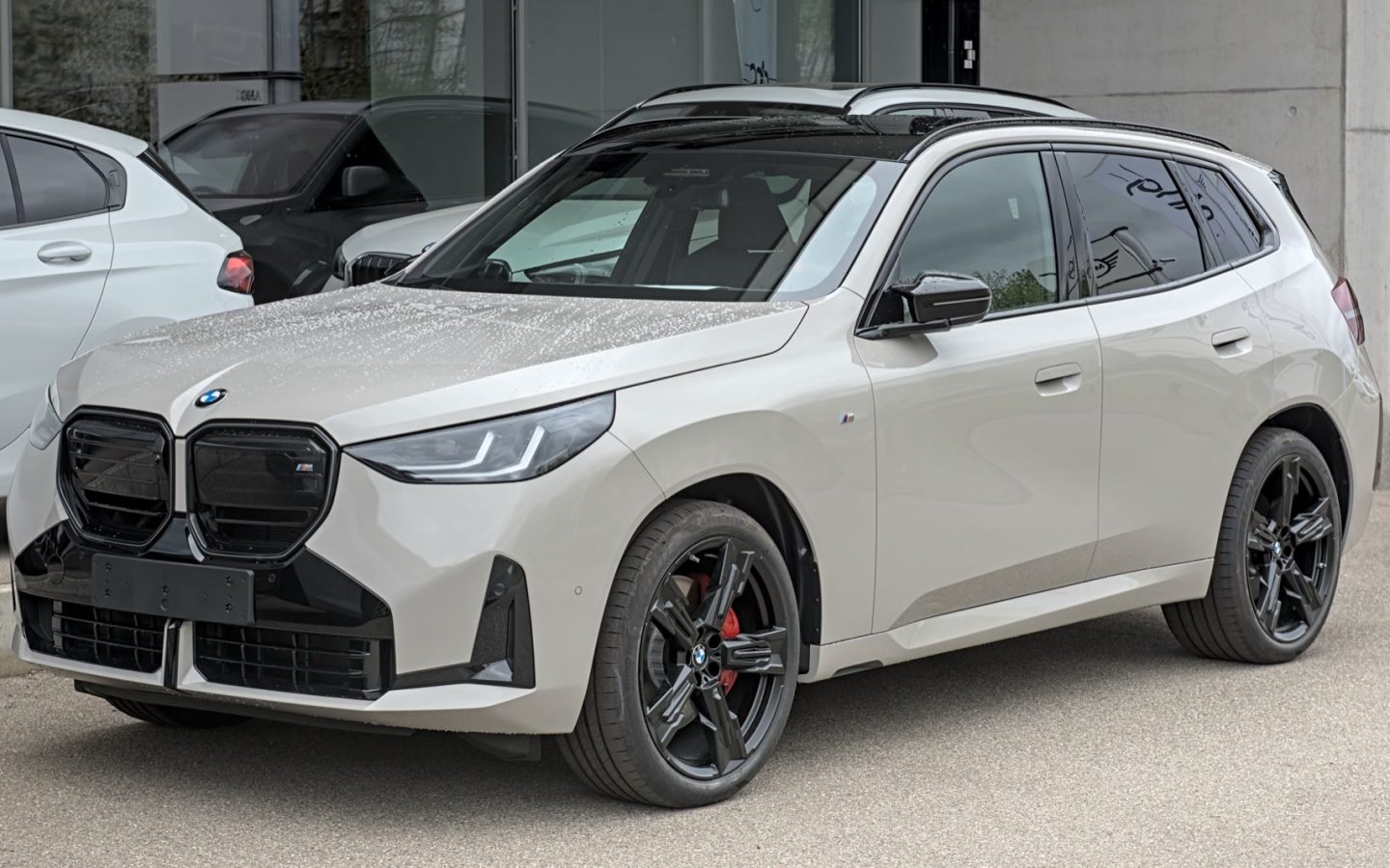 BMW X3 G45 grise vue de trois quarts avant ; M50 étrangère non contractuelle