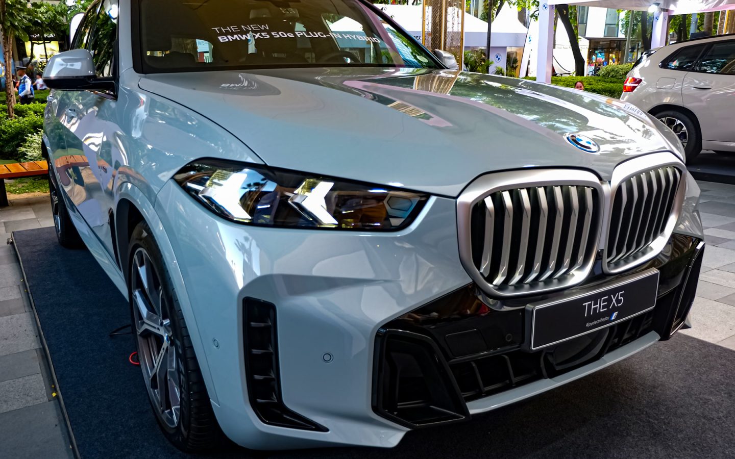 BMW X5 G05 restylée grise vue de trois quarts avant ; xDrive50e étrangère non contractuelle