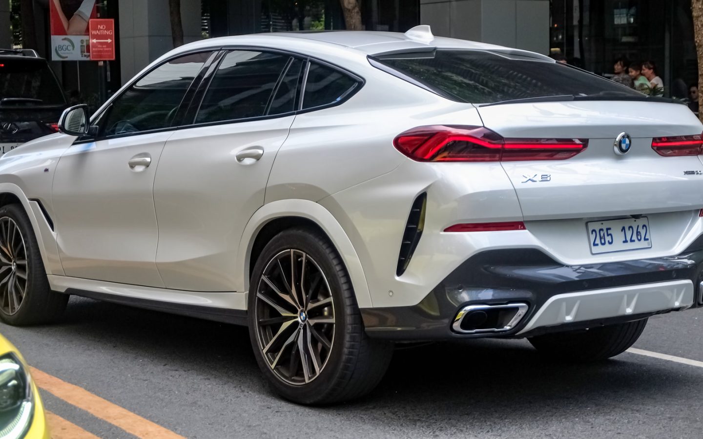 BMW X6 G06 blanche vue de trois quarts arrière ; xDrive30d étrangère non contractuelle
