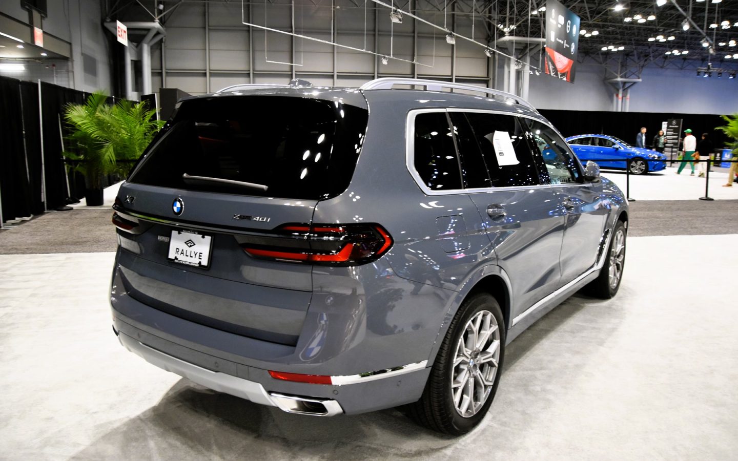 BMW X7 G07 grise vue de trois quarts arrière ; xDrive40i étrangère non contractuelle