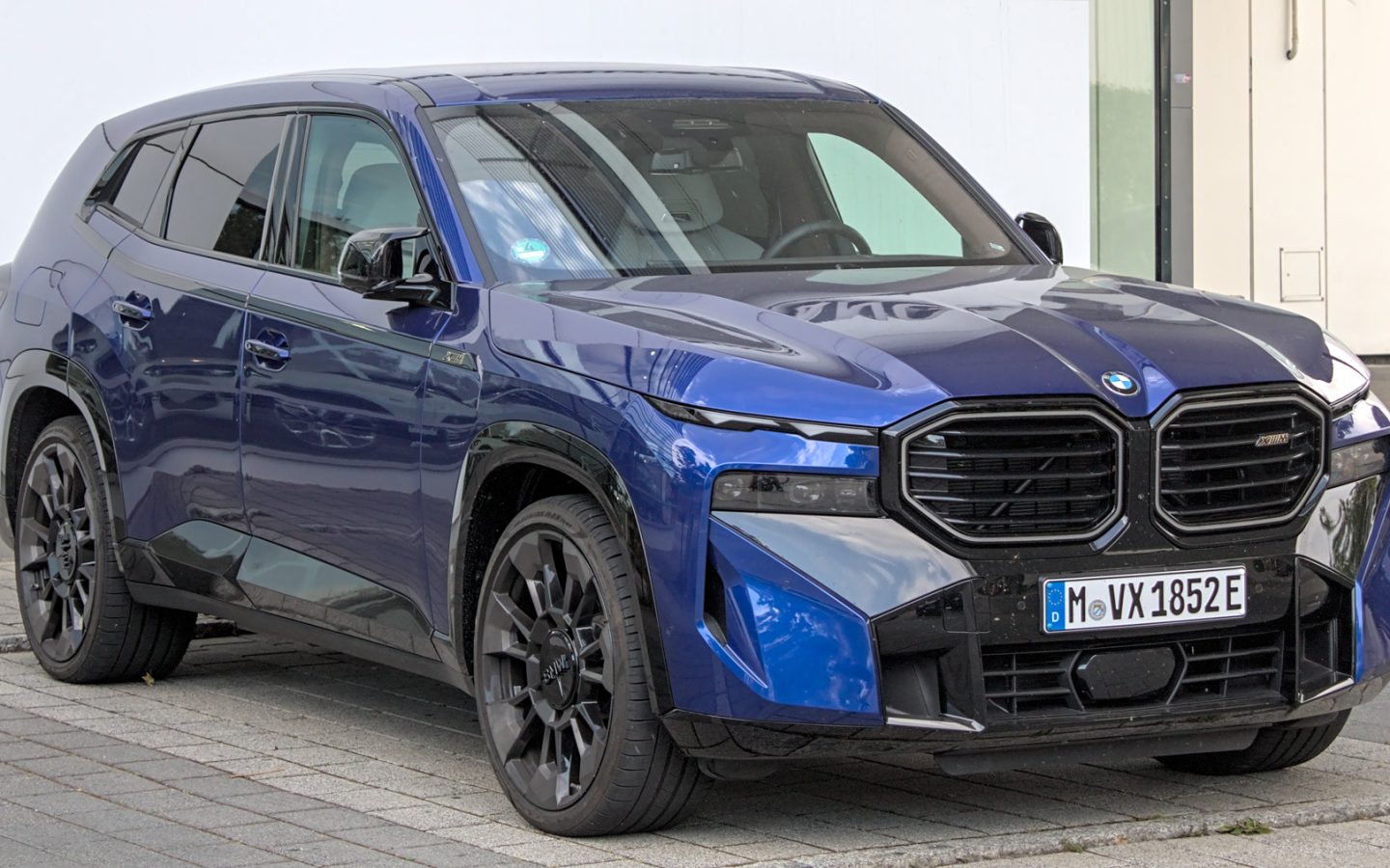 BMW XM G09 bleue vue de trois quarts avant ; configuration étrangère non contractuelle
