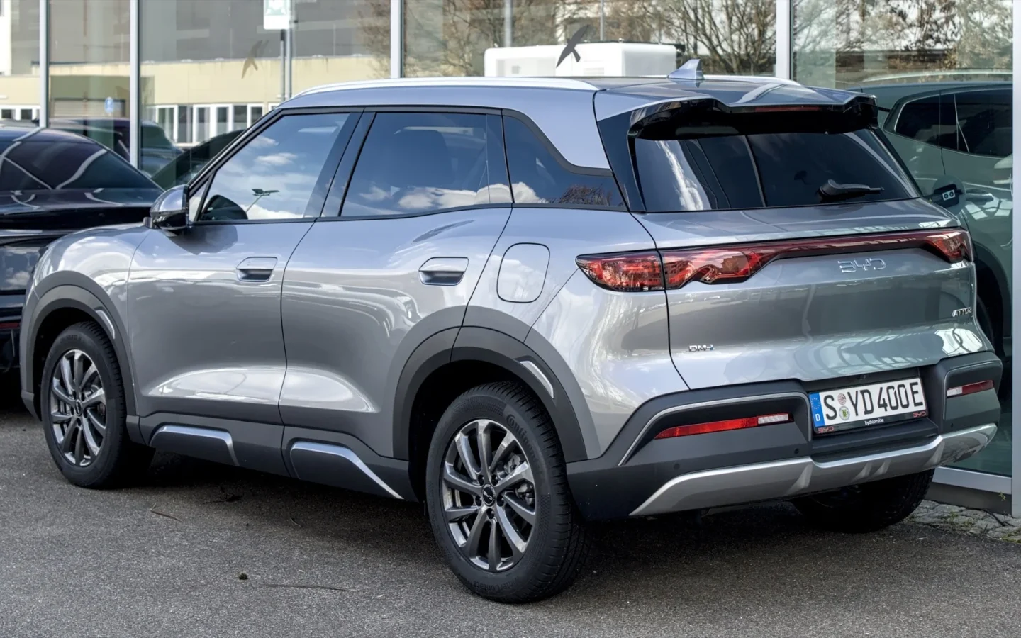 BYD ATTO 2 DM-i gris vu de trois quarts arrière ; configuration étrangère non contractuelle