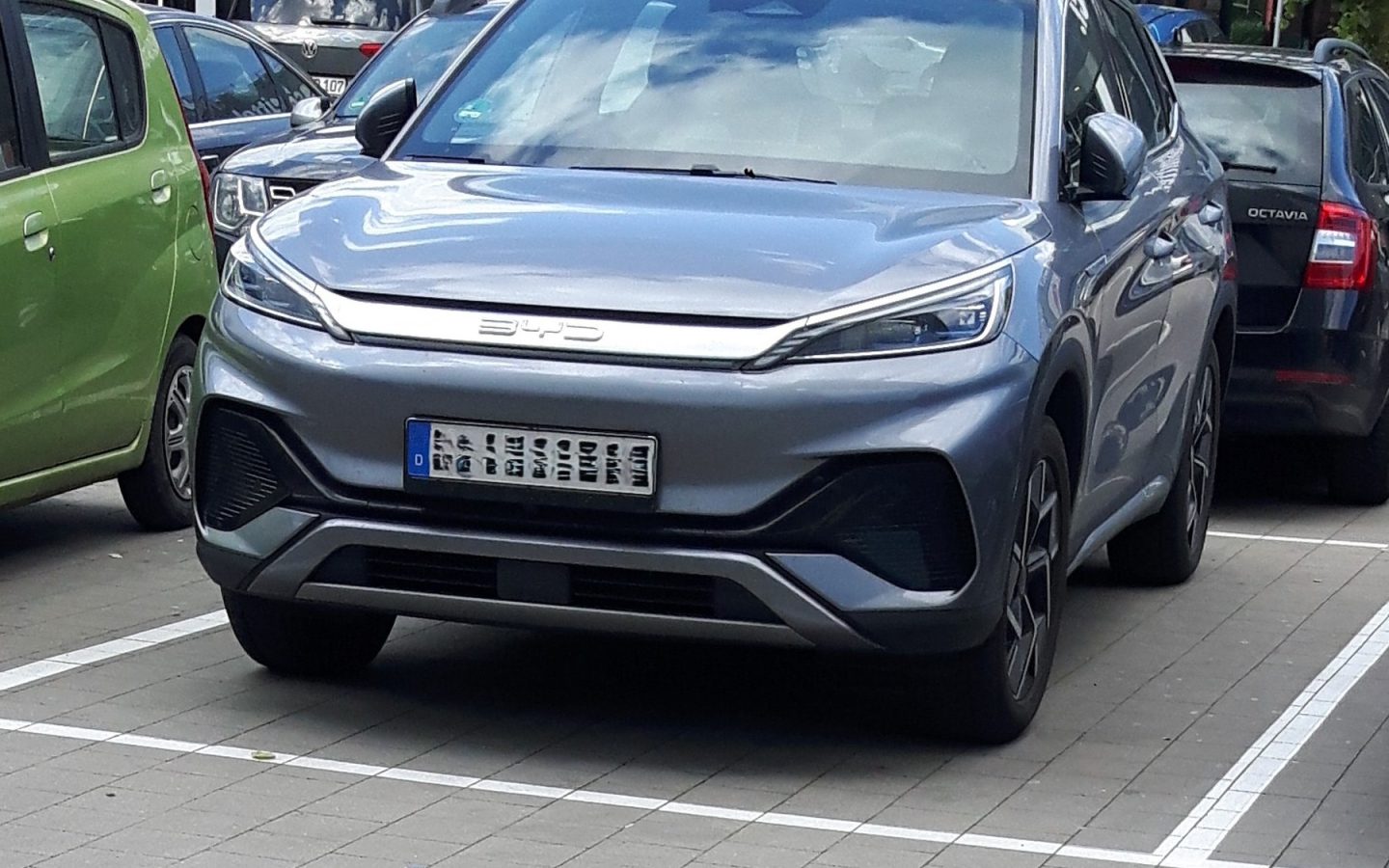 BYD ATTO 3 grise vue de face ; configuration étrangère non contractuelle