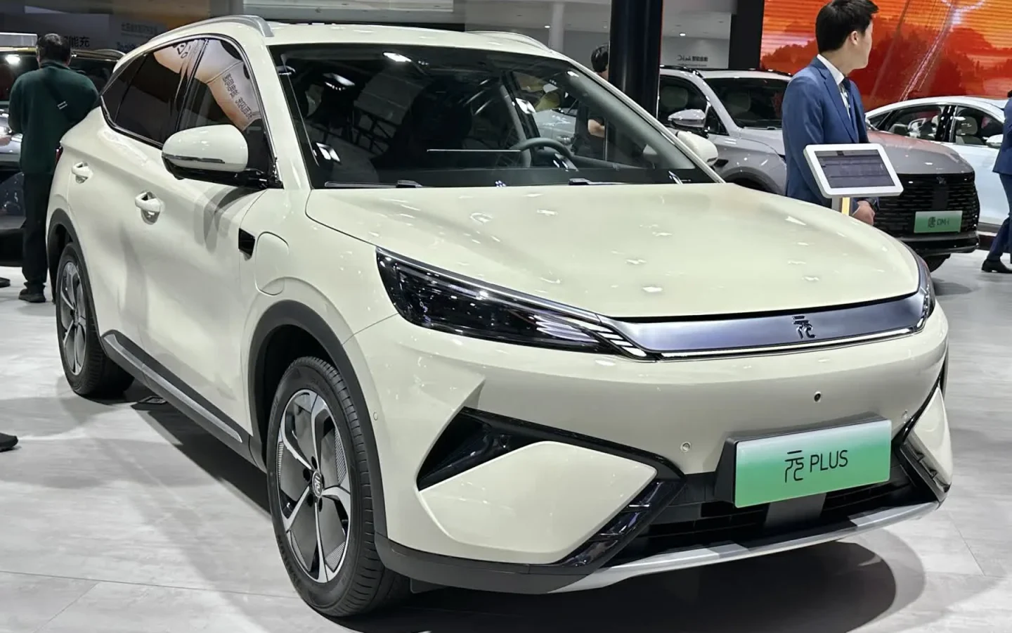 BYD Yuan Plus restylé blanc vu de trois quarts avant ; illustration de l'ATTO 3 EVO non contractuelle