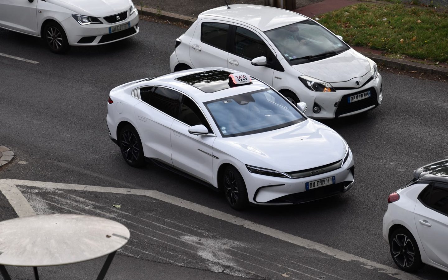 BYD HAN blanche vue de trois quarts avant en circulation ; configuration étrangère non contractuelle