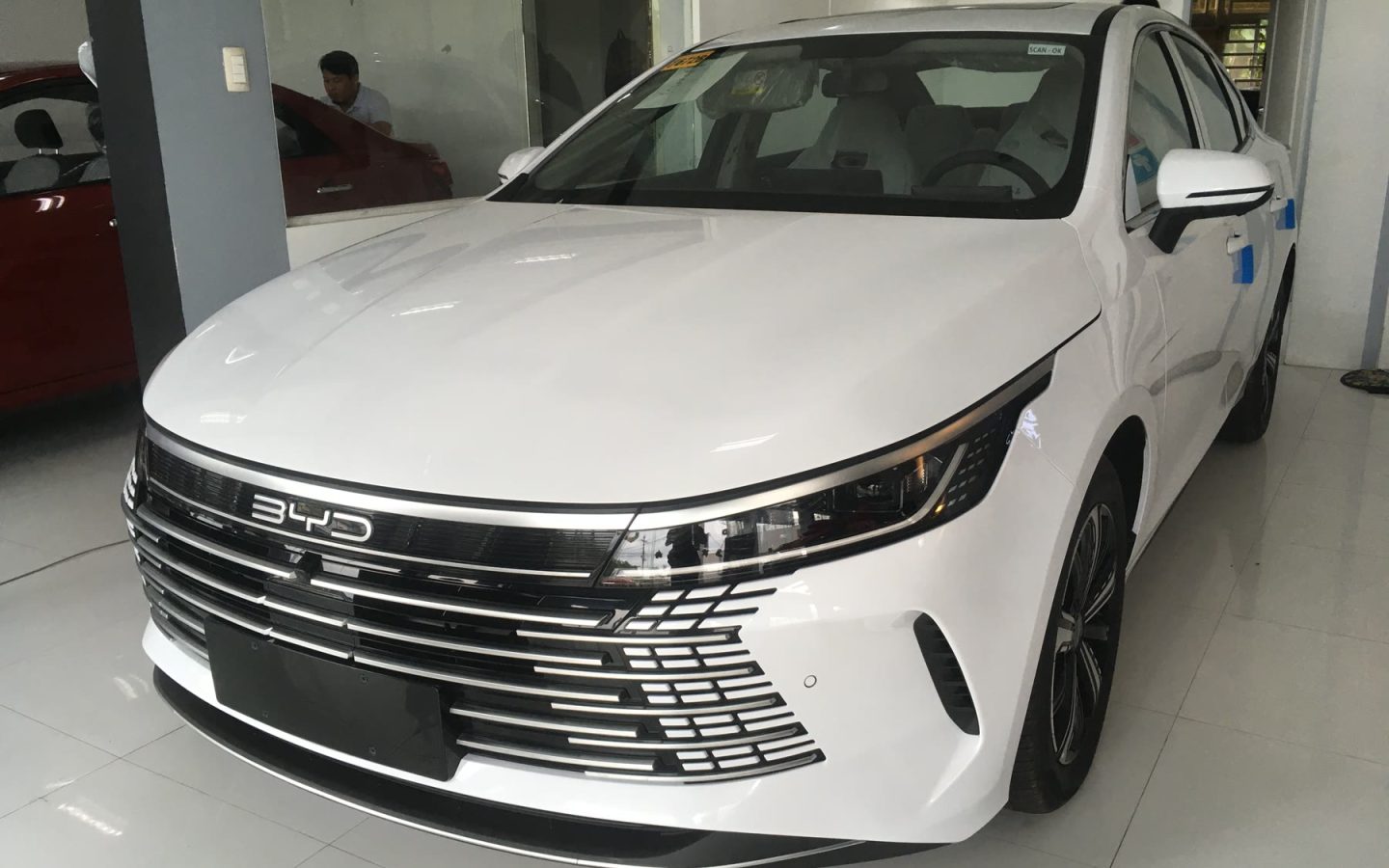 BYD SEAL 5 DM-i blanche vue de trois quarts avant ; configuration étrangère non contractuelle