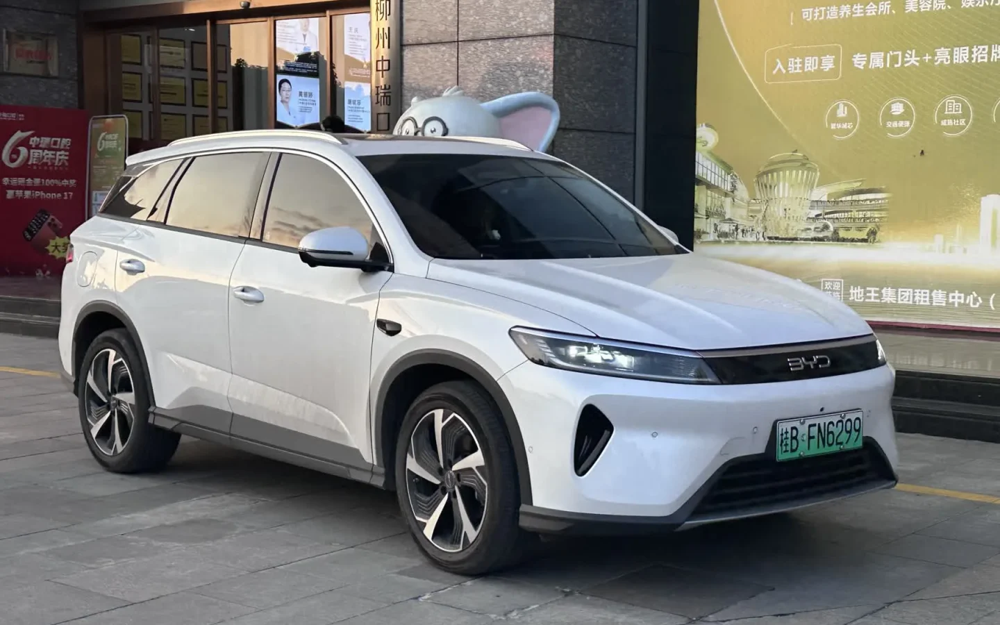 BYD Sealion 05 DM-i blanc vu de trois quarts avant ; configuration étrangère non contractuelle