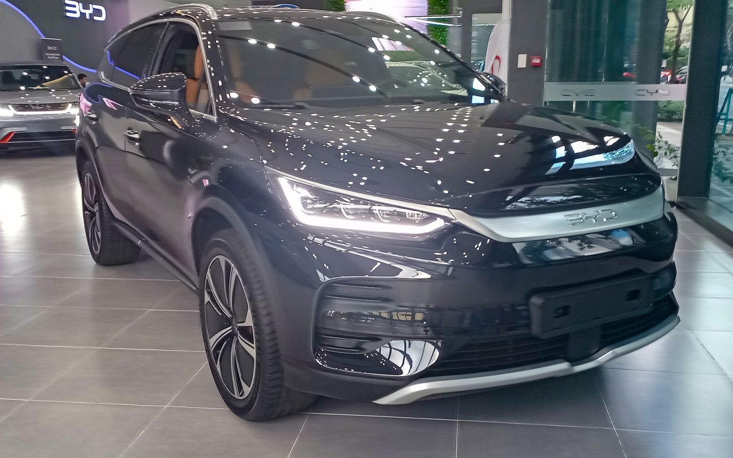 BYD TANG noire vue de trois quarts avant ; configuration étrangère non contractuelle