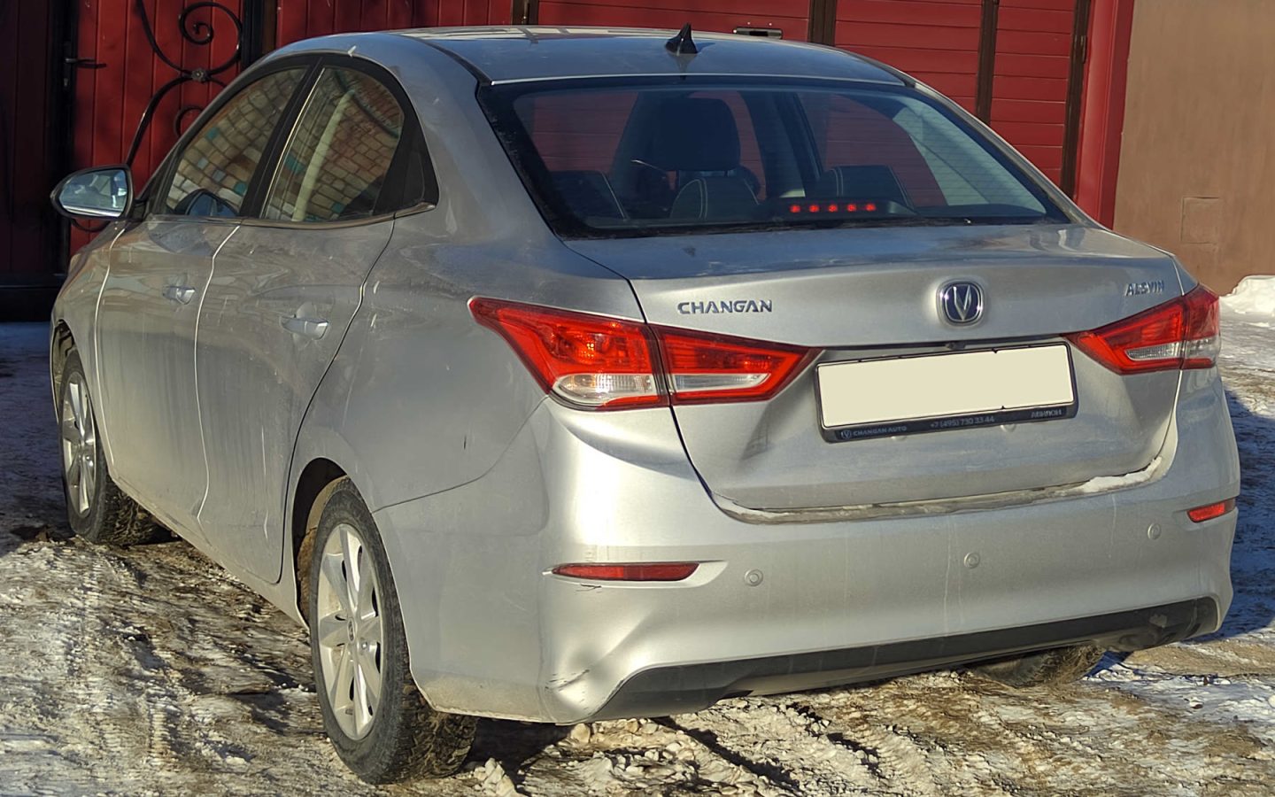 Changan Alsvin argent vue de trois quarts arrière ; configuration étrangère non contractuelle