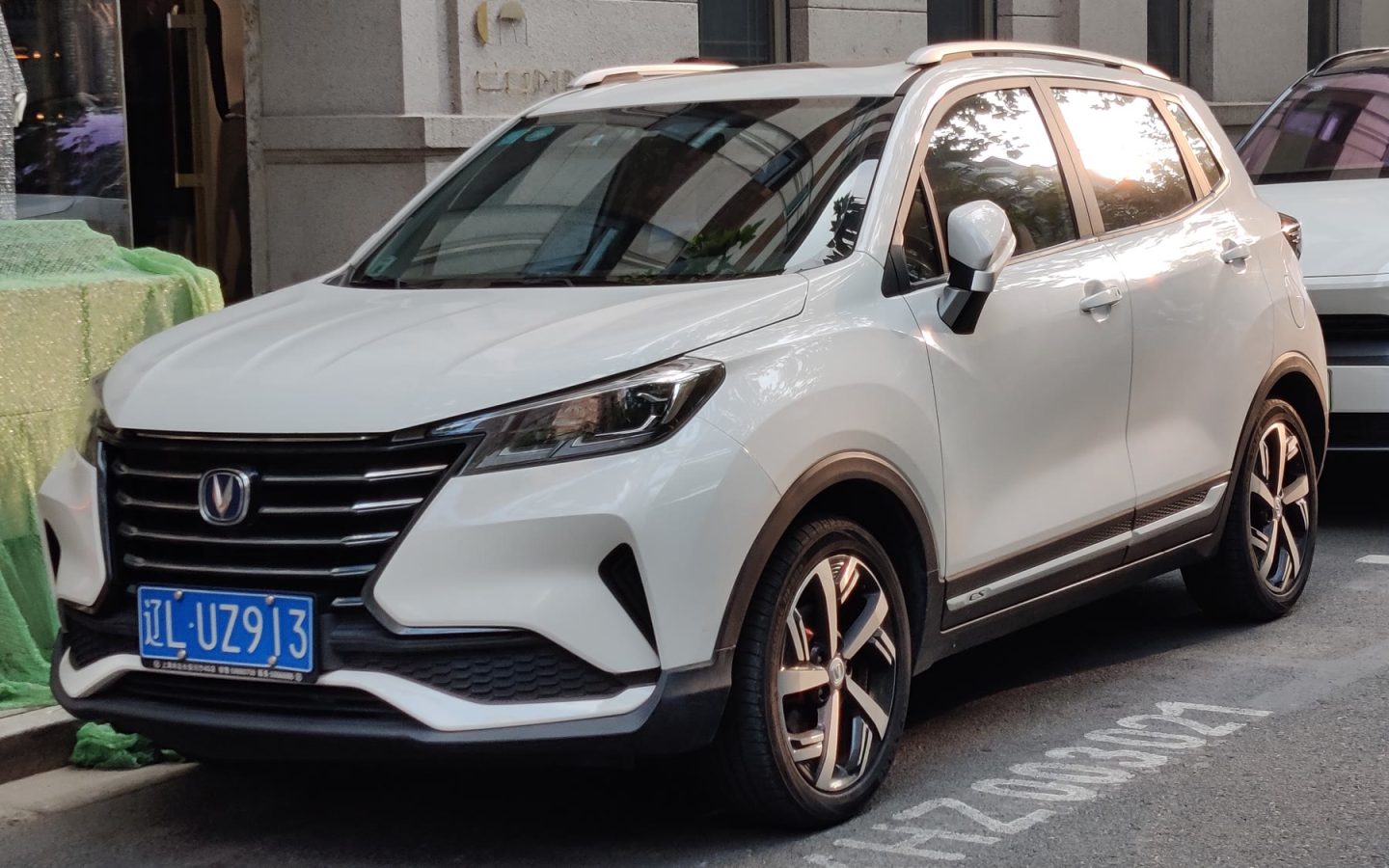 Changan CS15 Plus rouge vu de trois quarts avant ; configuration étrangère non contractuelle