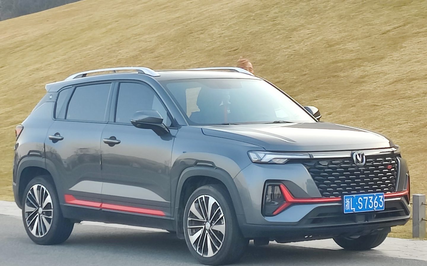 Changan CS35 Plus restylé gris vu de trois quarts avant ; configuration étrangère non contractuelle