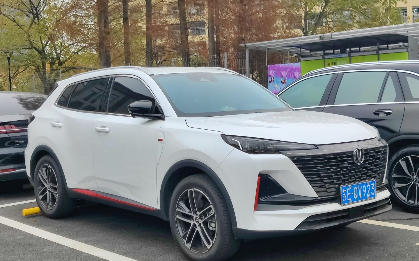 Changan CS55 Plus II bleu vu de trois quarts avant ; illustration étrangère non contractuelle du CS55 PHEV