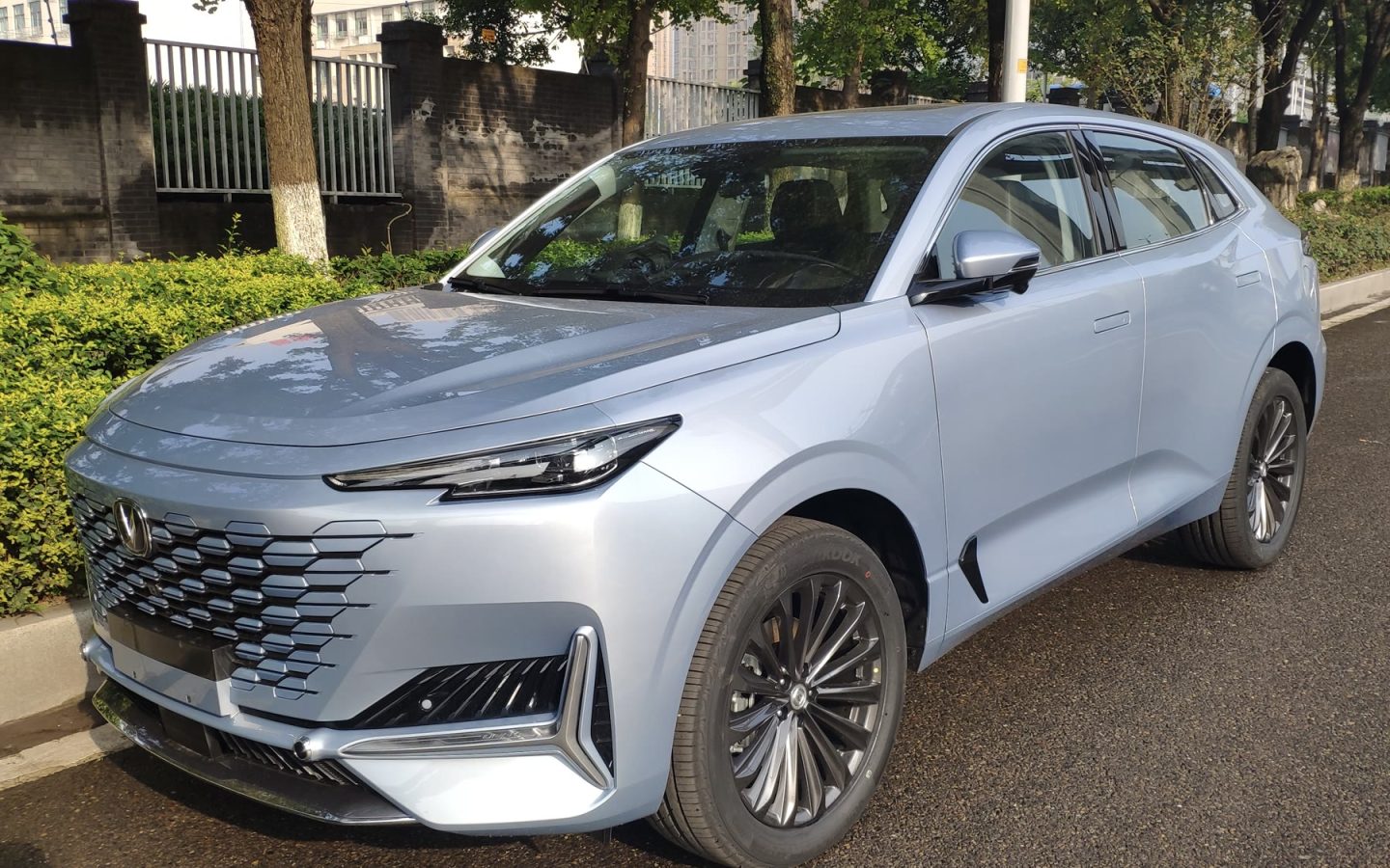 Changan UNI-K bleu vu de trois quarts avant ; configuration étrangère non contractuelle