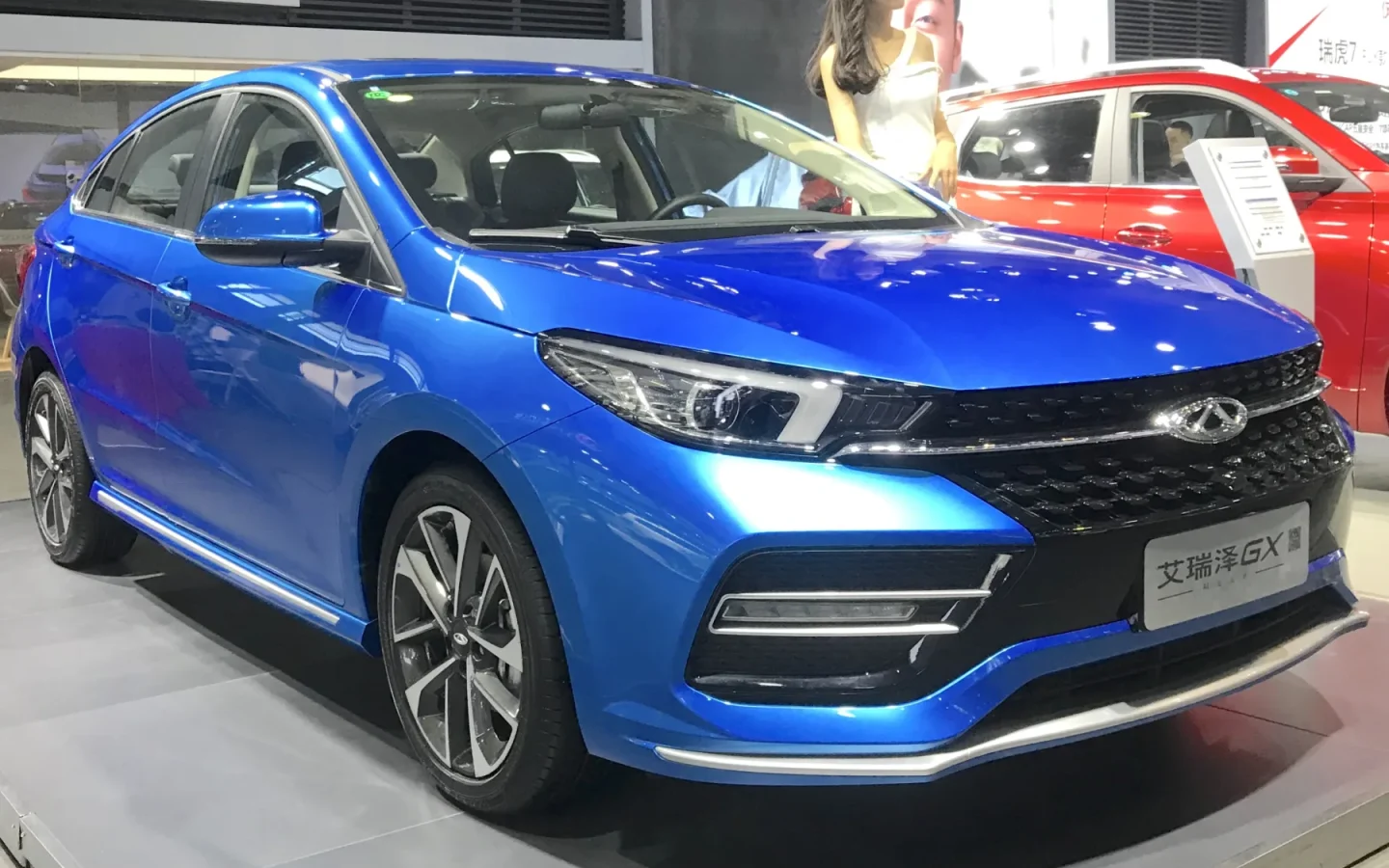 Chery Arrizo GX bleue vue de trois quarts avant ; illustration étrangère de l'Arrizo 6 non contractuelle