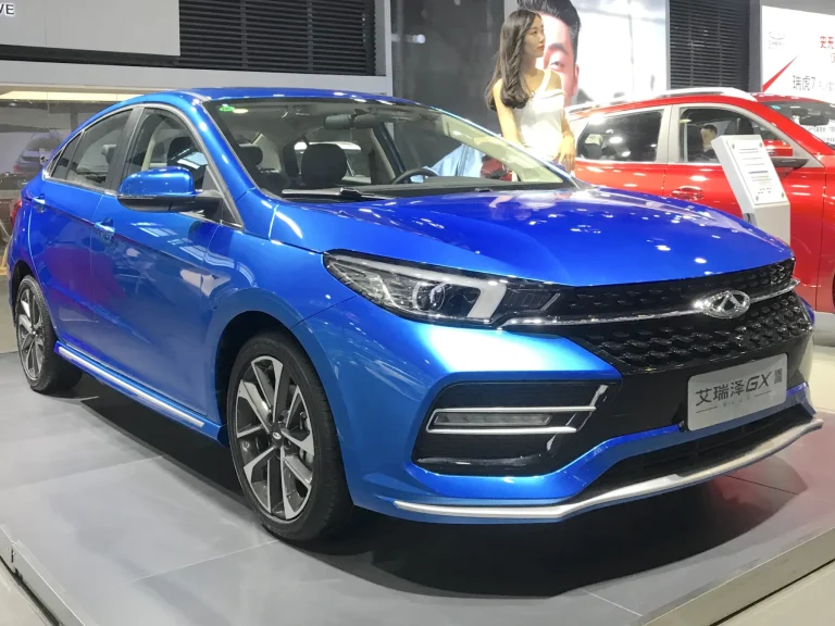 Chery Arrizo GX bleue vue de trois quarts avant ; illustration étrangère de l'Arrizo 6 non contractuelle