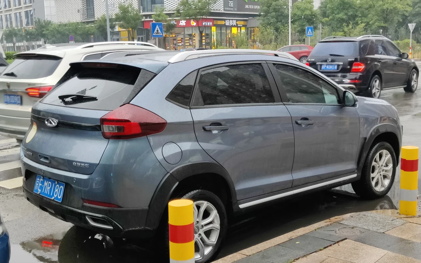 Chery Tiggo 3x Plus blanc vu de trois quarts arrière ; configuration étrangère non contractuelle
