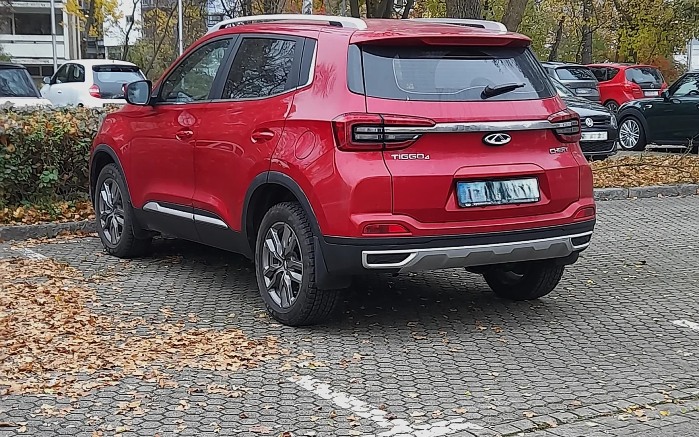 Chery Tiggo 4 rouge vu de trois quarts arrière ; illustration de carrosserie étrangère non contractuelle