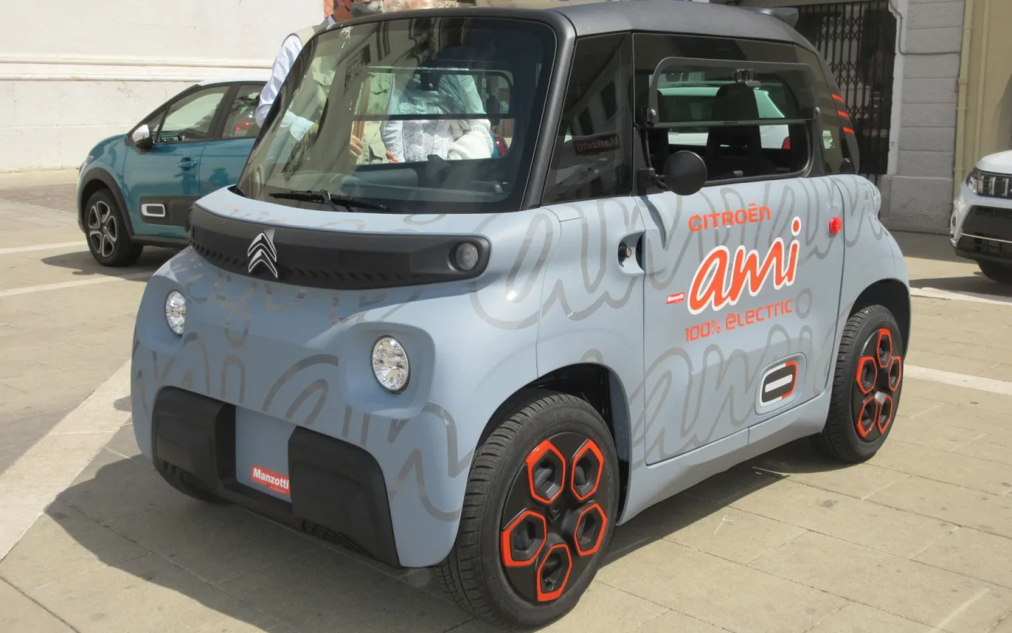 Citroën Ami électrique bleu-gris vue de trois quarts avant en Italie ; décor de démonstration non contractuel