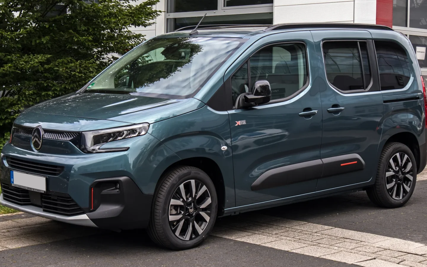 Citroën Berlingo III restylé bleu vu de trois quarts avant ; véhicule allemand non contractuel