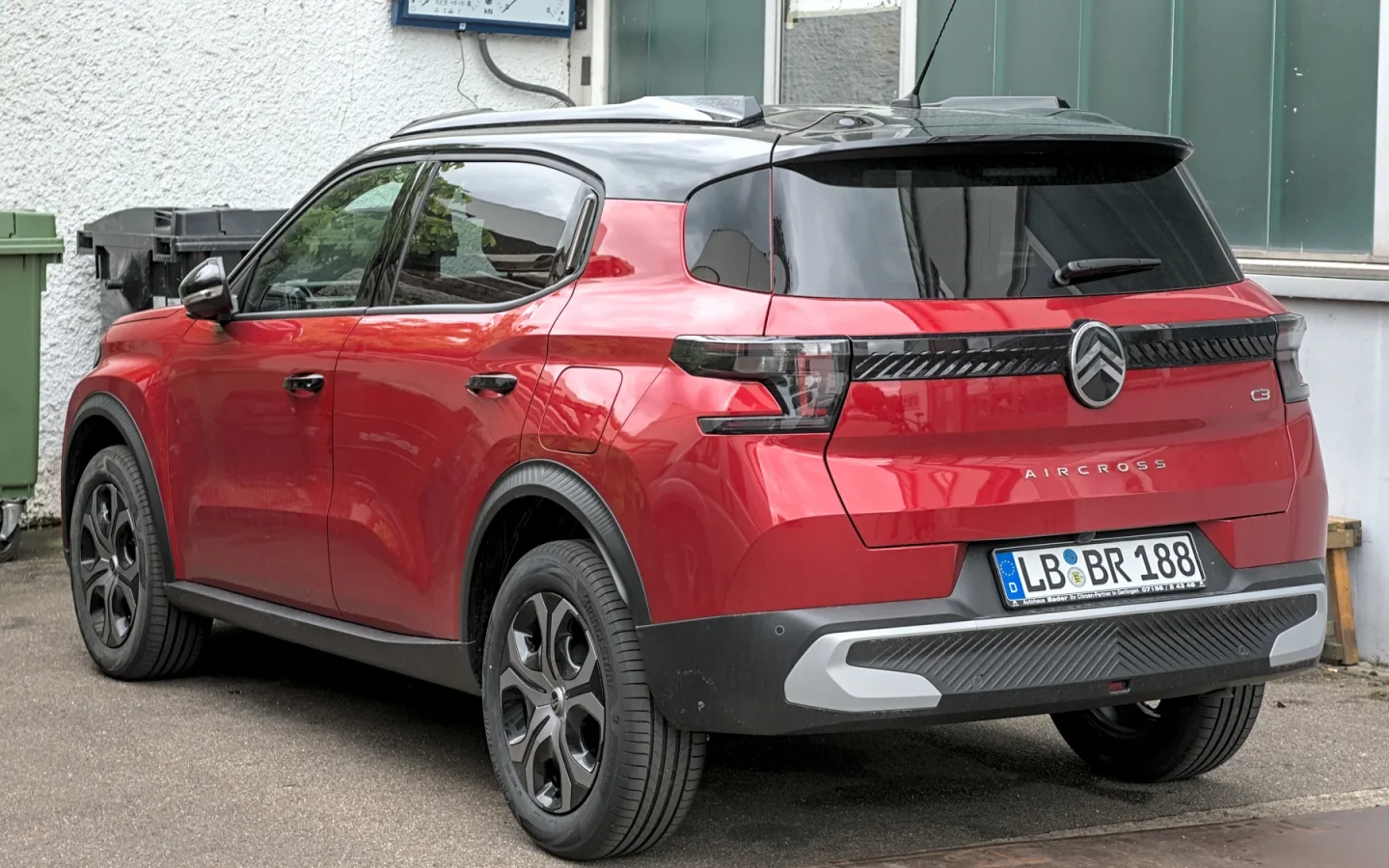 Citroën C3 Aircross de nouvelle génération rouge vu de trois quarts arrière ; illustration européenne non contractuelle