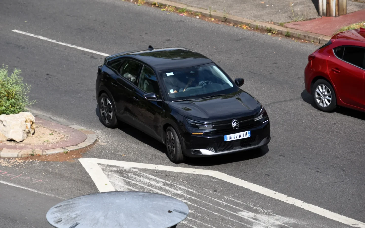 Citroën C4 restylée noire de 2025 vue de trois quarts avant ; illustration européenne non contractuelle