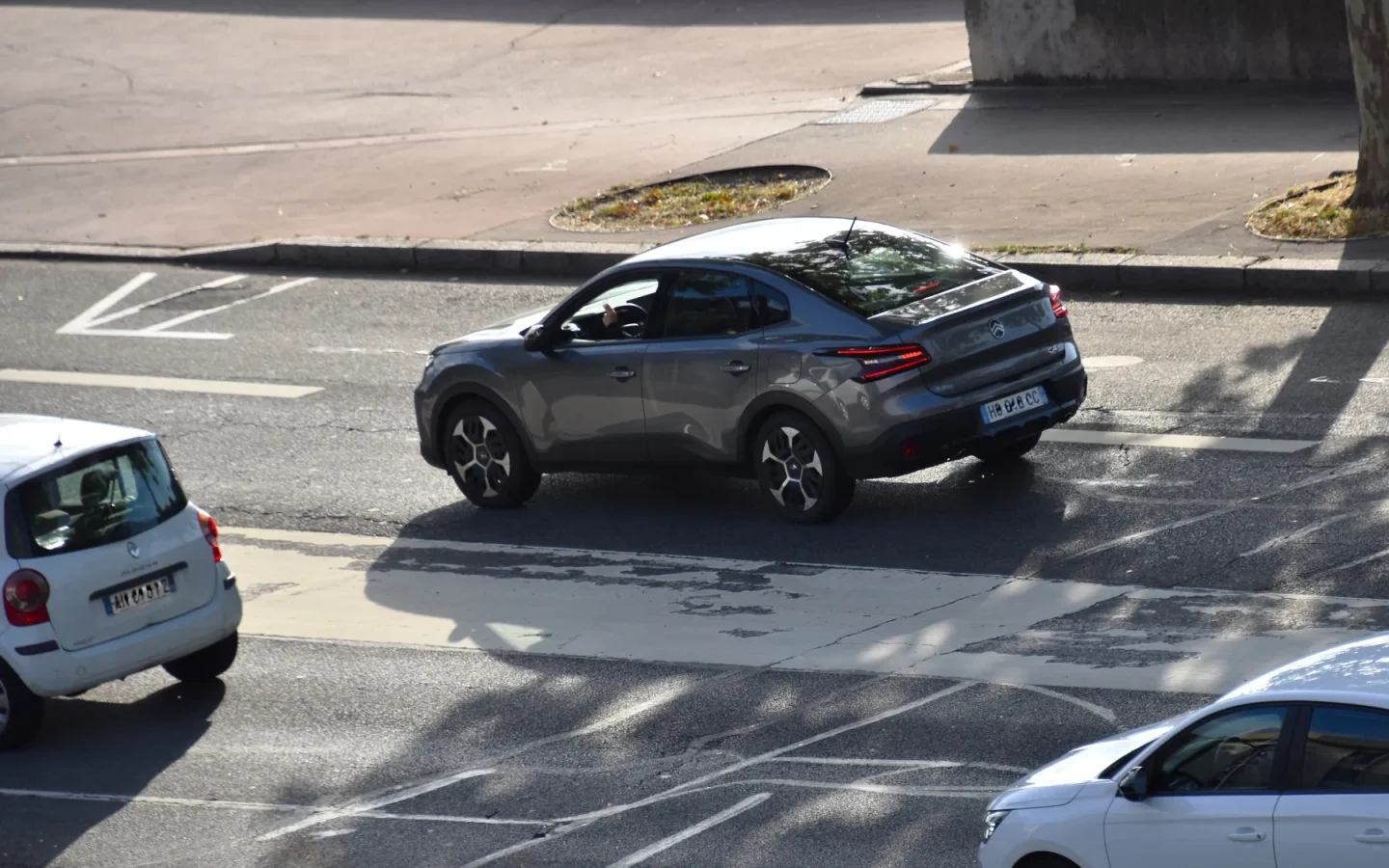 Citroën C4 X restylée grise de 2025 vue de trois quarts arrière ; illustration européenne non contractuelle