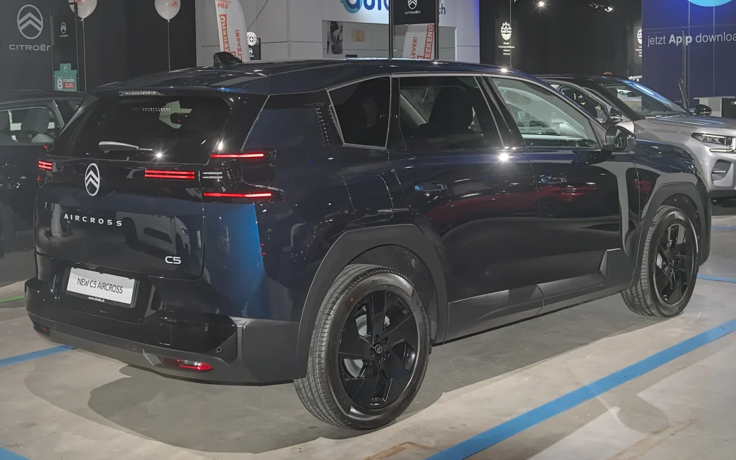 Nouveau Citroën C5 Aircross bleu foncé vu de trois quarts arrière au salon Auto Zürich 2025 ; version européenne non contractuelle
