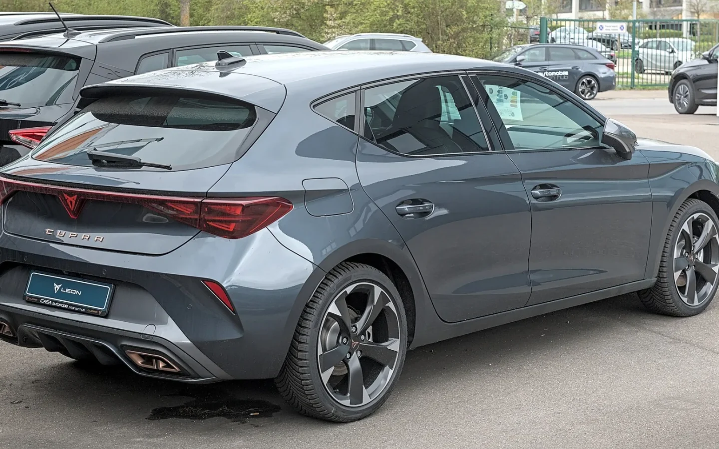 CUPRA Leon restylée vue de trois quarts avant ; configuration étrangère non contractuelle