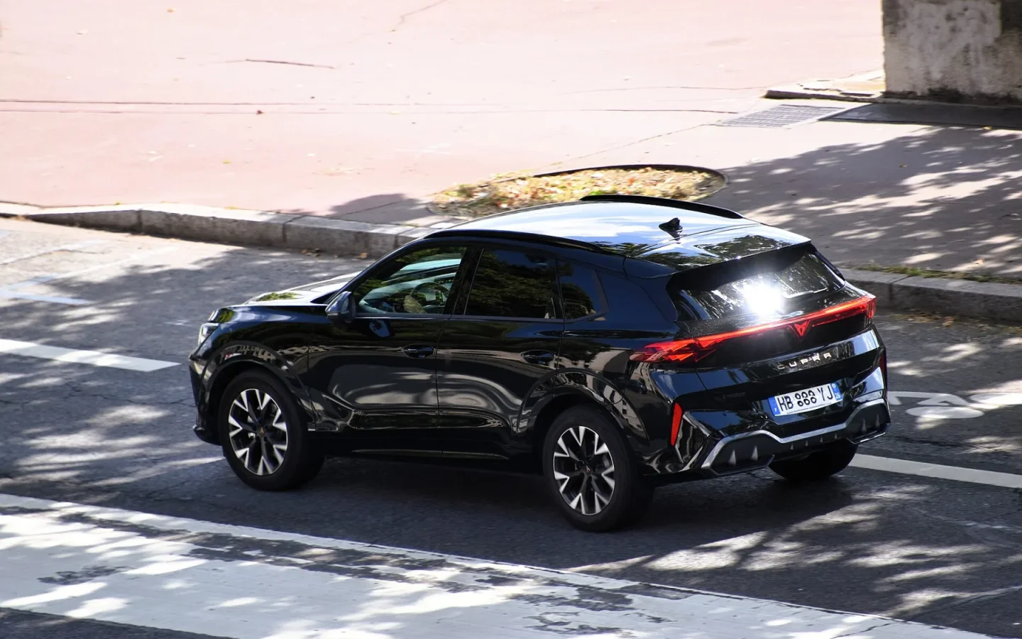 CUPRA Terramar vu de trois quarts arrière ; configuration étrangère non contractuelle