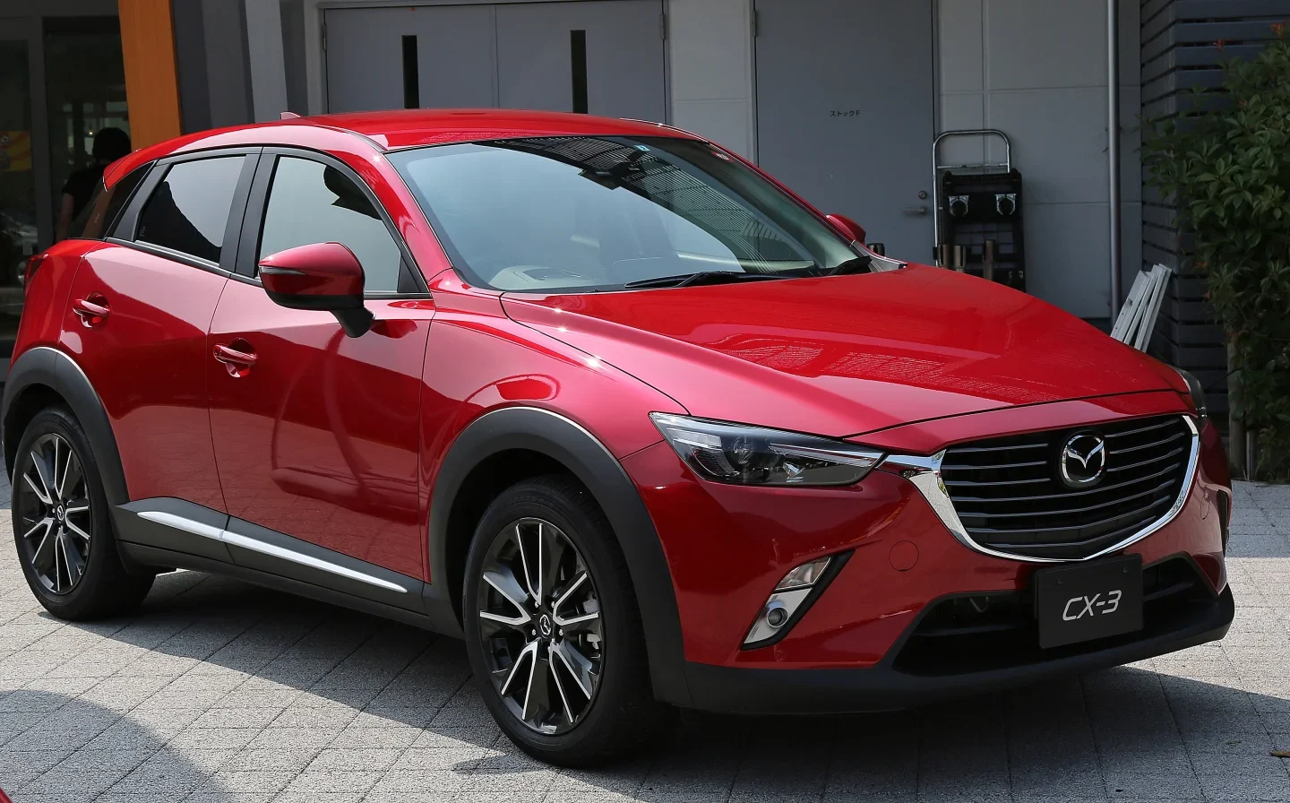 Mazda CX-3 rouge vu de trois quarts avant ; configuration étrangère non contractuelle