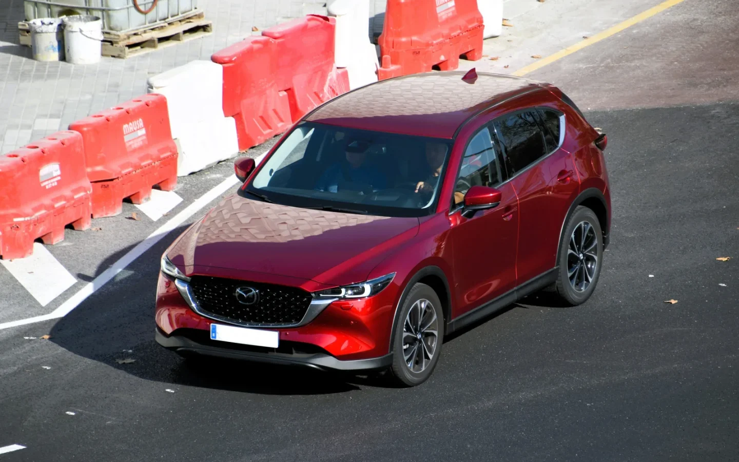 Mazda CX-5 rouge vu de trois quarts avant ; configuration étrangère non contractuelle