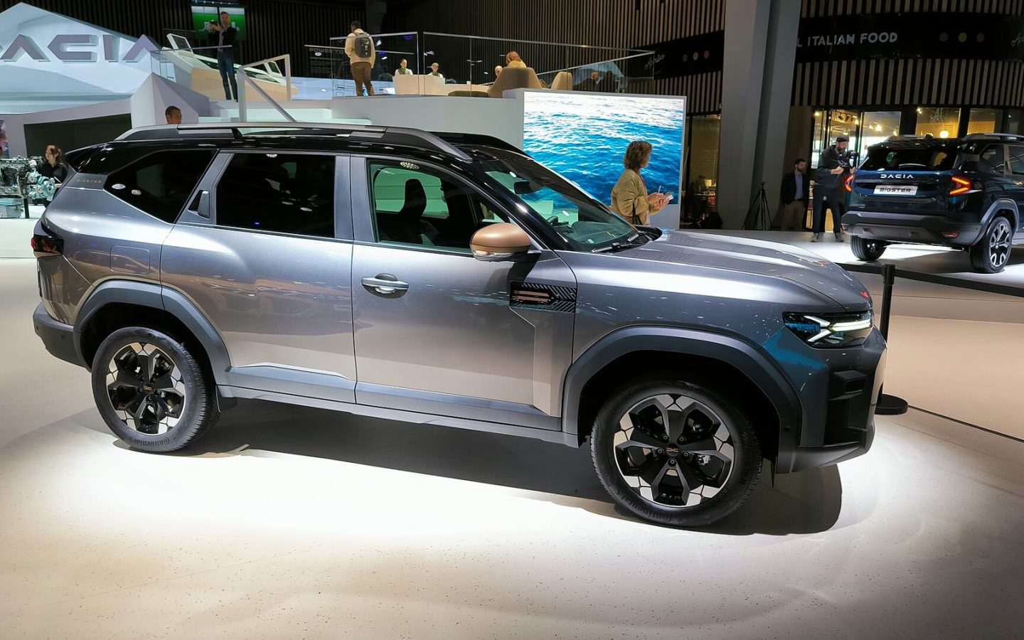 Dacia Bigster gris vu de trois quarts avant au Mondial de l’Automobile 2024 ; illustration non contractuelle