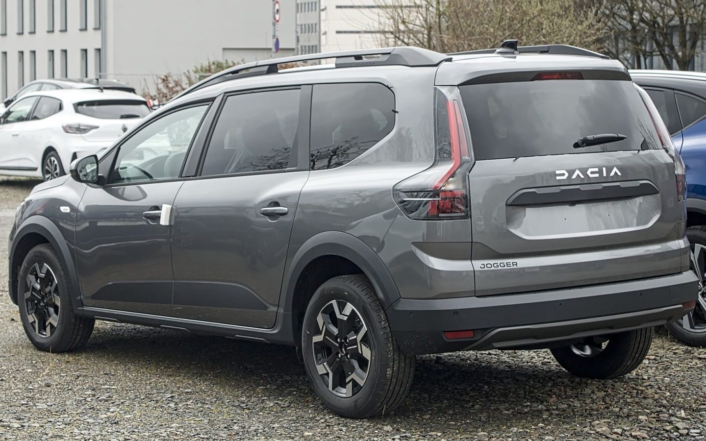 Dacia Jogger 2026 gris vu de trois quarts arrière en Allemagne ; illustration non contractuelle