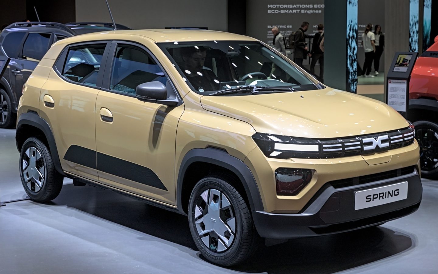 Dacia Spring 2024 beige exposée au salon de Genève ; illustration non contractuelle
