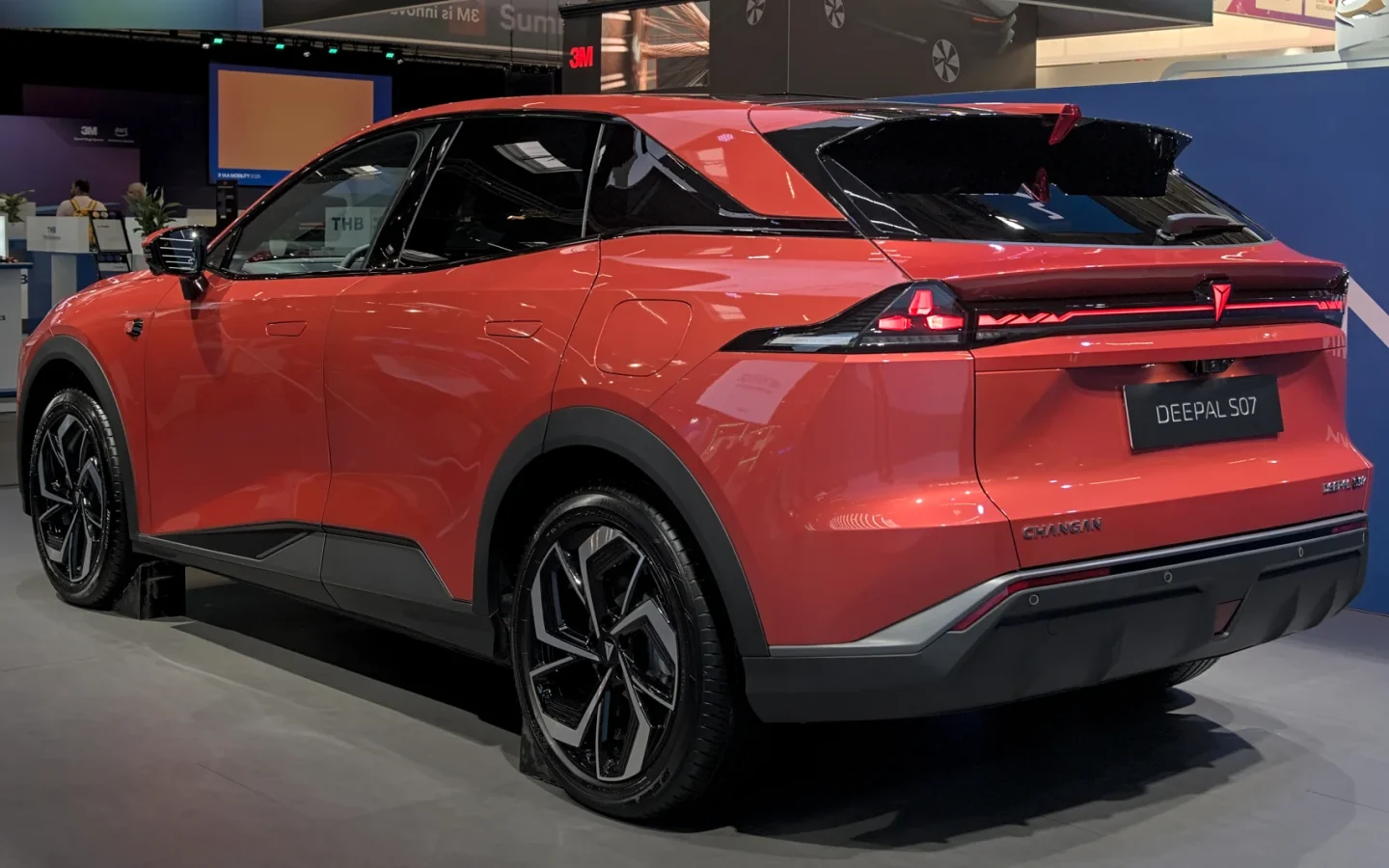 DEEPAL S07 rouge vu de trois quarts arrière à l'IAA ; configuration étrangère non contractuelle