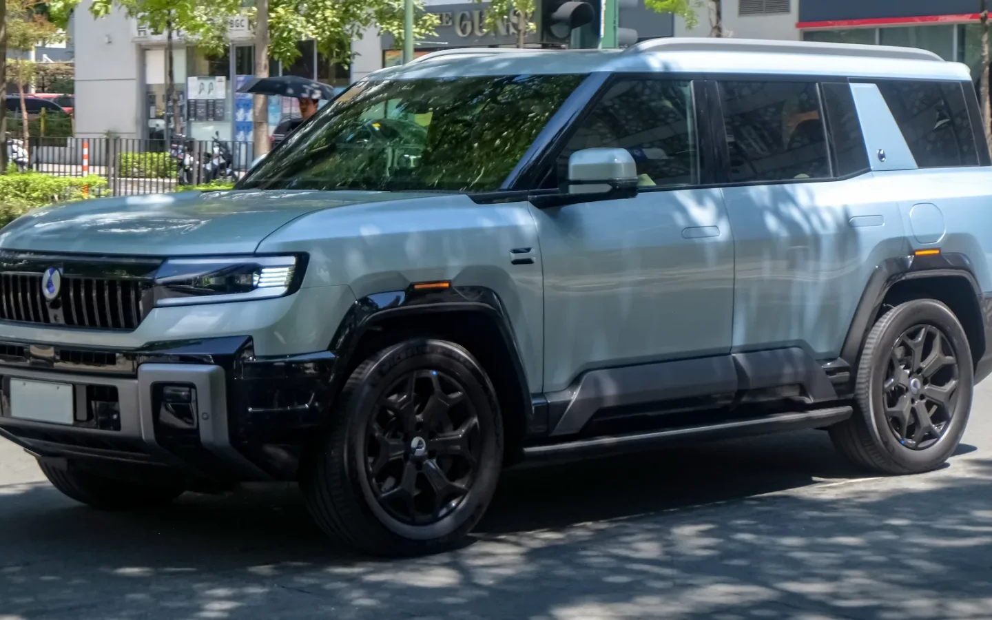 DENZA B8 argent vu de trois quarts avant ; configuration étrangère non contractuelle