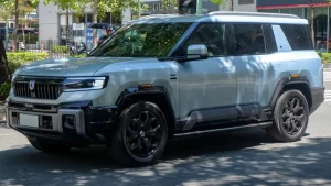 DENZA B8 argent vu de trois quarts avant ; configuration étrangère non contractuelle
